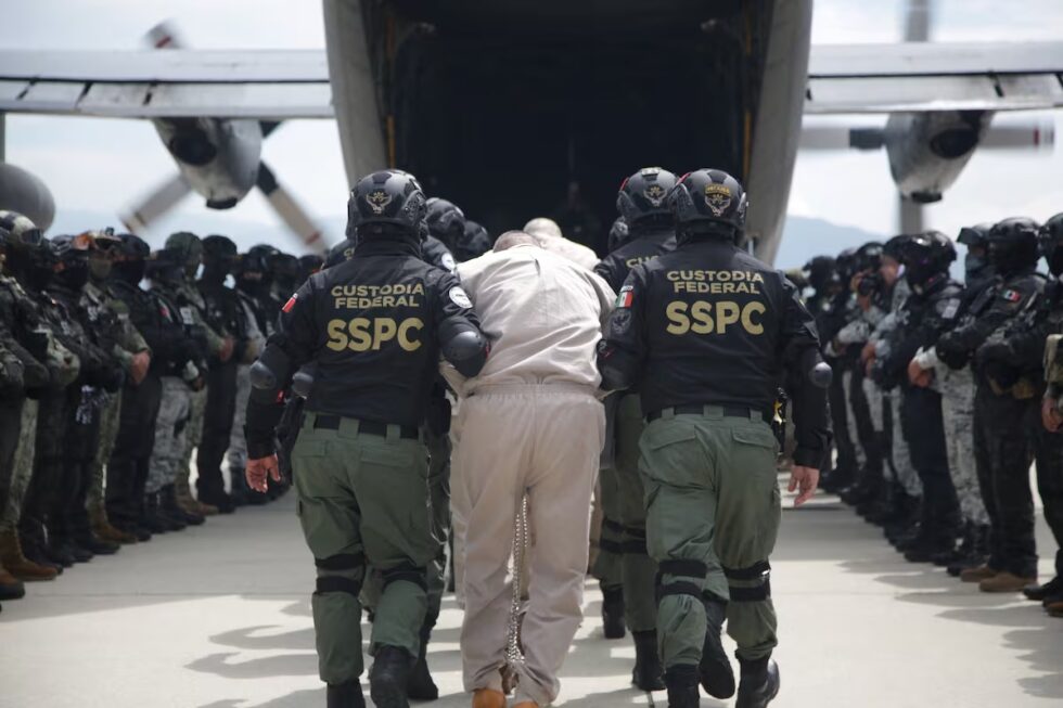 Traslado de presos con vínculos con el narco, en la prisión del Altiplano, el 12 de agosto de 2025. Gabinete de Seguridad de Mexico (via REUTERS)